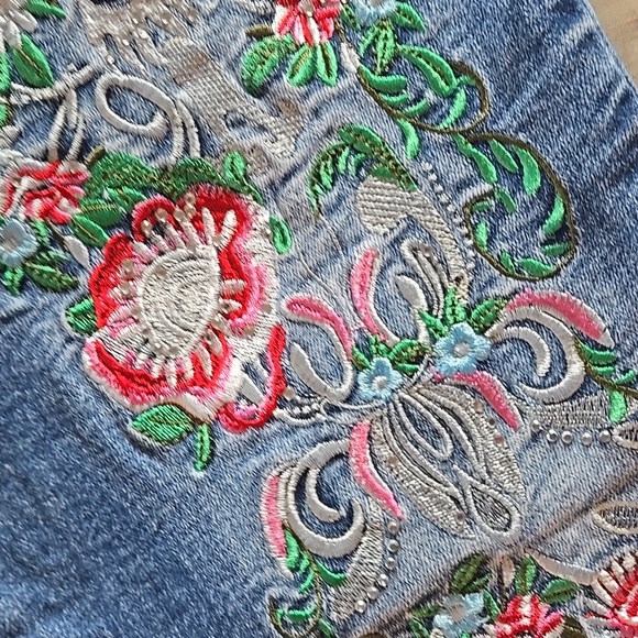 VENUS Floral Embroidered Blue Cropped  Jeans With Rhinestone Detailing - Picture 9 of 15